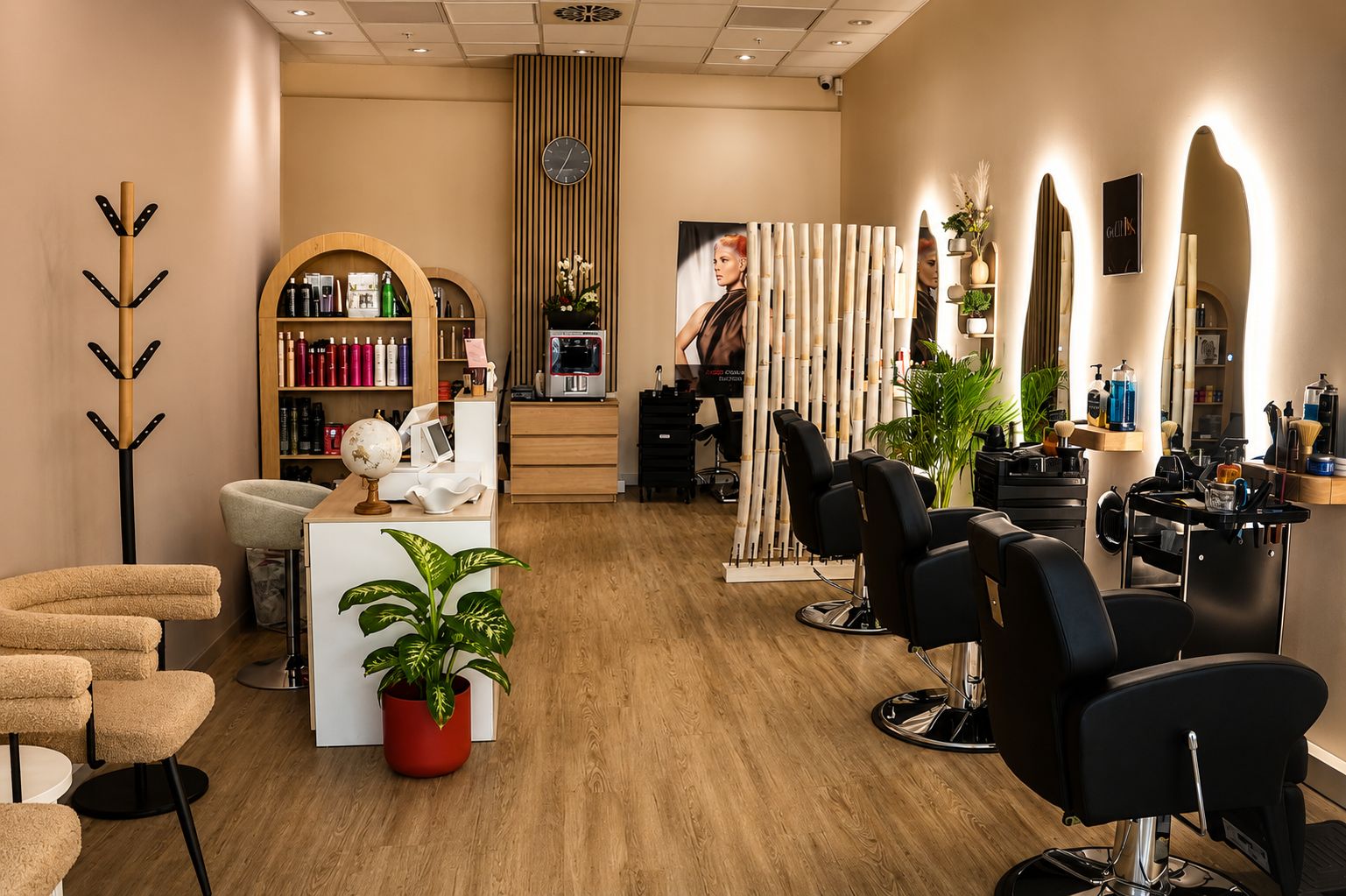Blick in den Haarwerk Salon mit Empfang, Wartebereich und Bedienplätzen